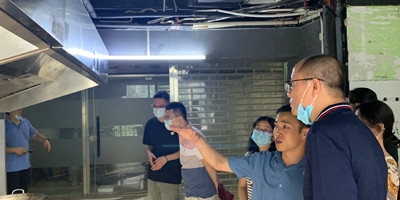 環(huán)保局領(lǐng)導(dǎo)蒞臨越秀區(qū)對壹指藍油煙凈化機的市場使用情況